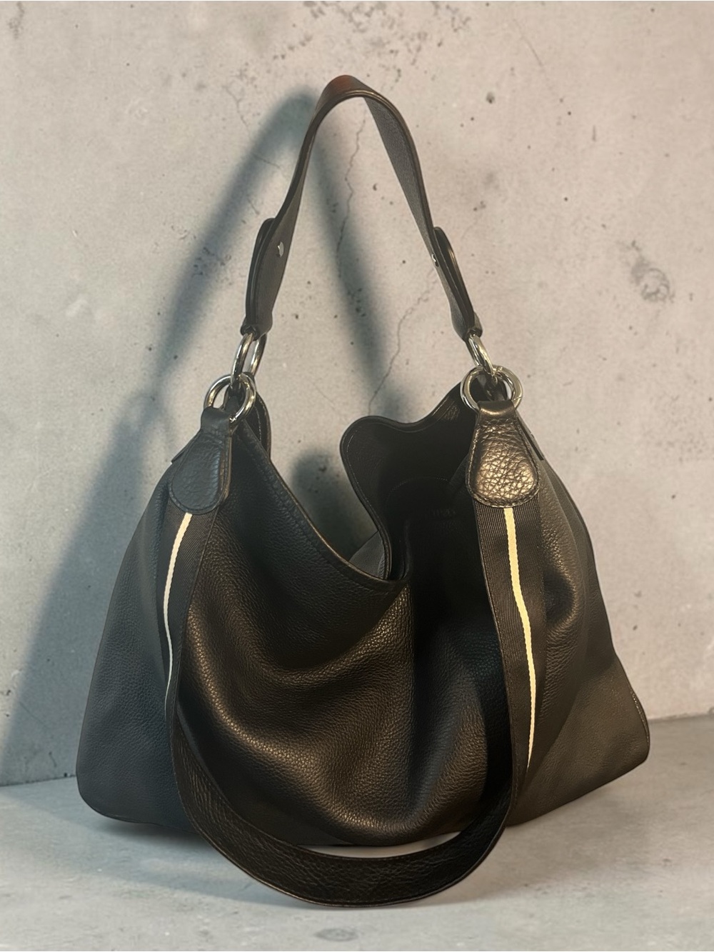 Lumilla Mingus black pebbled leather shoulder bag